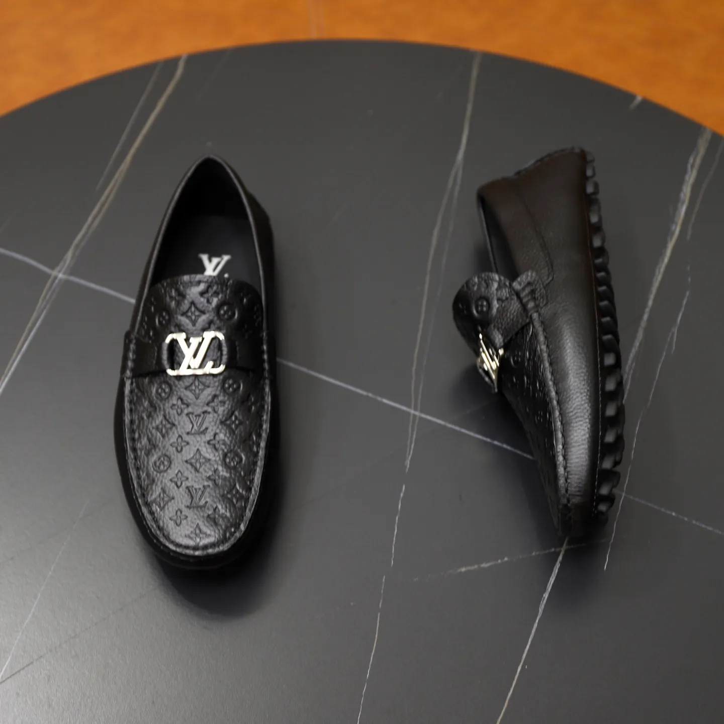 Ex-factory price: 480💰【LV】Louis Vuitton ⚠️High-end men’s driving and pedal series ⚠️38-44 (customized for 45) ⚠️All original cowhide leather! Thick and soft! Made entirely of calfskin lining! The latest non-slip beanie sole! Three-dimensional package technology! Fashionable and classic! Handicrafts! Original high quality! Feel free to compare!